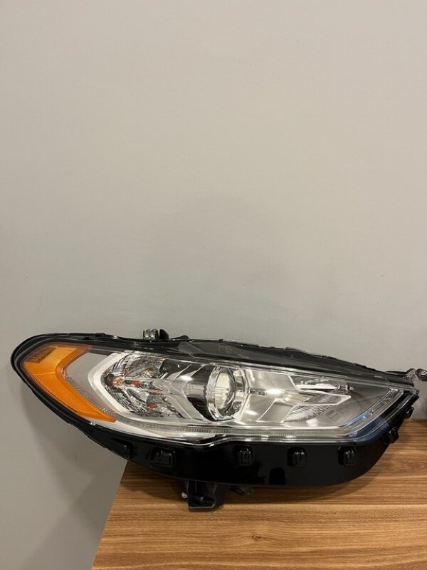 Ford Fusion ön farası