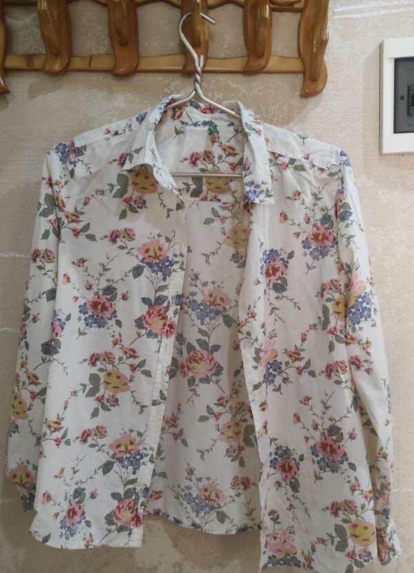 çiçekli köynek.Endirimle satilir