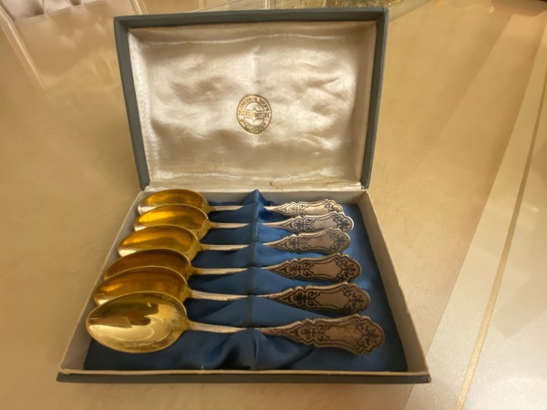 Gümüş qaşıqlar satılır