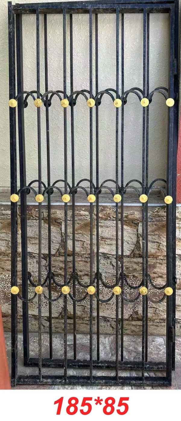 Qapı barmaqlıqlar məhəccər