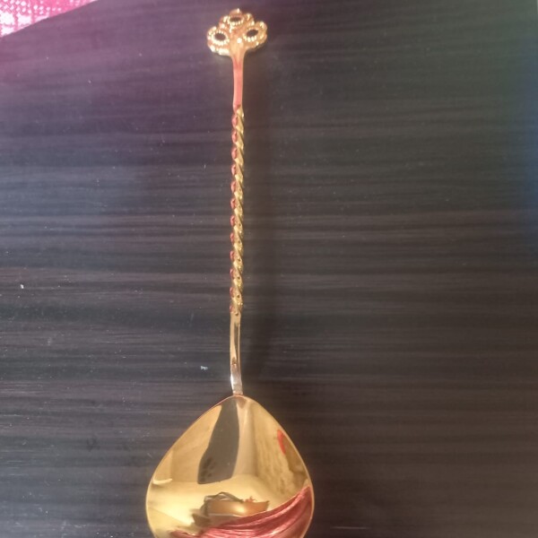 Qızıl suyuna batılmış qaşıq