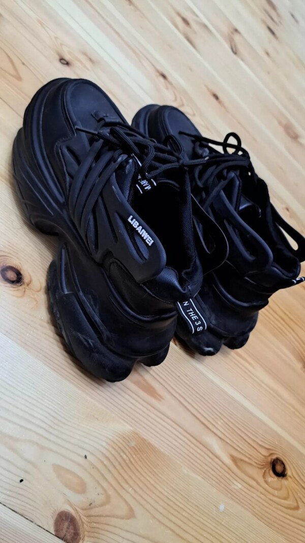 Az geyinilib heç bir cırığı defecti yoxdur