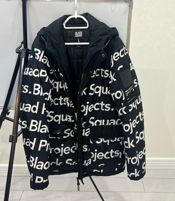Black Squad qalın kapüşonlu kurtka, əla vəziyyətdədir, təcili olduğu üçün aşağı qiymətə satılır