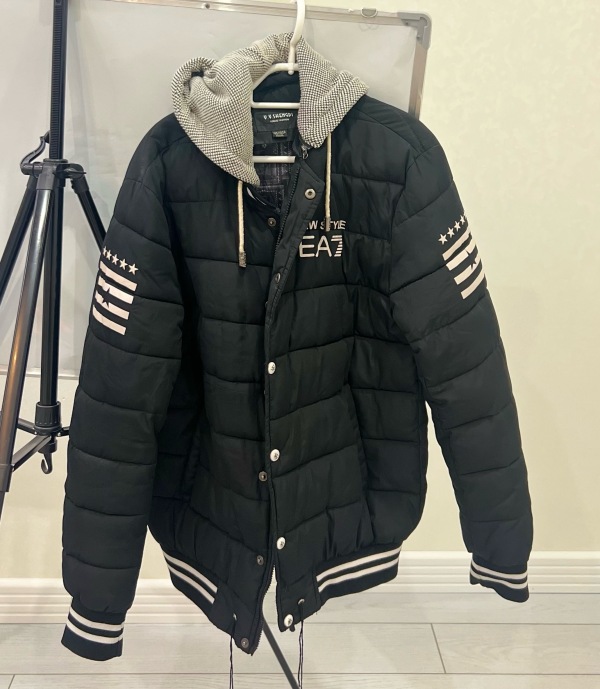 Vogue Fashion EA7 qalın kurtka, əla vəziyyətdədir, təcili olduğu üçün aşağı qiymətə satılır