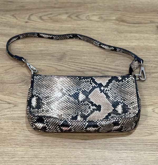 Dəri ilan dərisi kiçik gündəlik çanta, əla vəziyyətdədir, təcili olduğu üçün aşağı qiymətə satılır