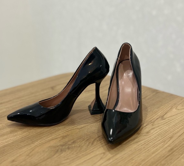 Lak kablok ayaqqabı, əla vəziyyətdədir, təcili olduğu üçün aşağı qiymətə satılır