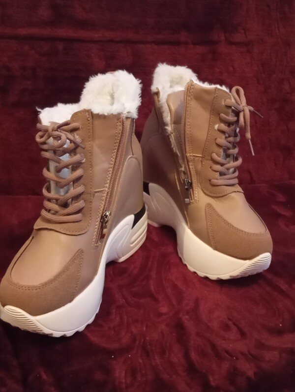 Ayaqqabı: geyinilməyib. 40 razmer.