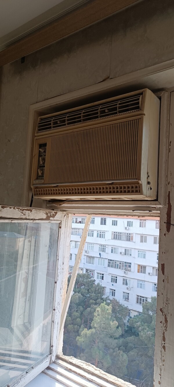 Köhnə işləyən Kondisionerdir kim istəyirsə gəlim söküb alsın çıxartsın yerinden
