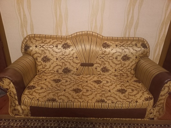 Divan və 2 kreslo satılır. Normal vəziyyətdədir.