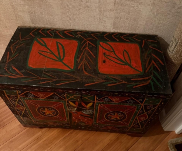 Qedimi sandiq satilir.