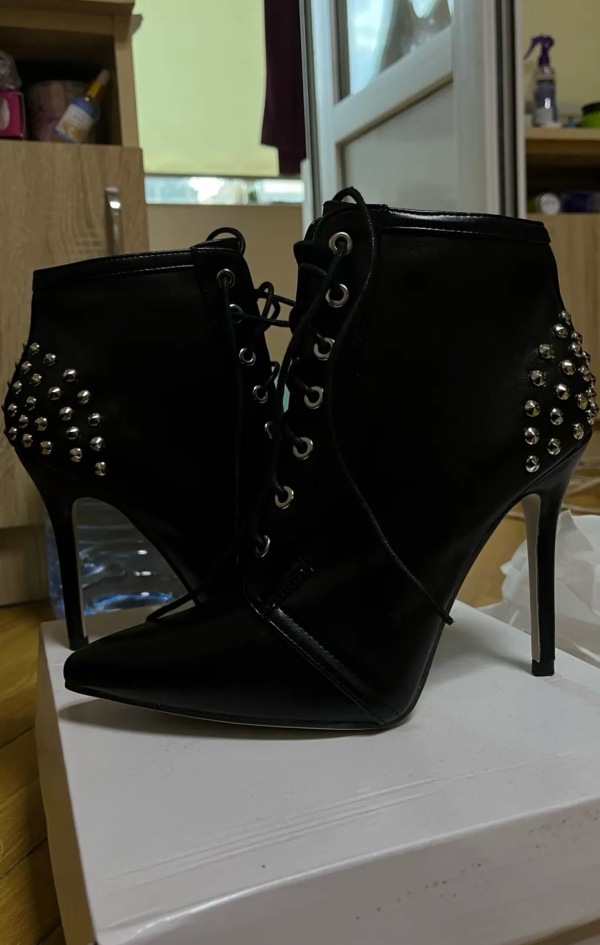 Yenidir qutusu var geyinilməyib.ölçü 39