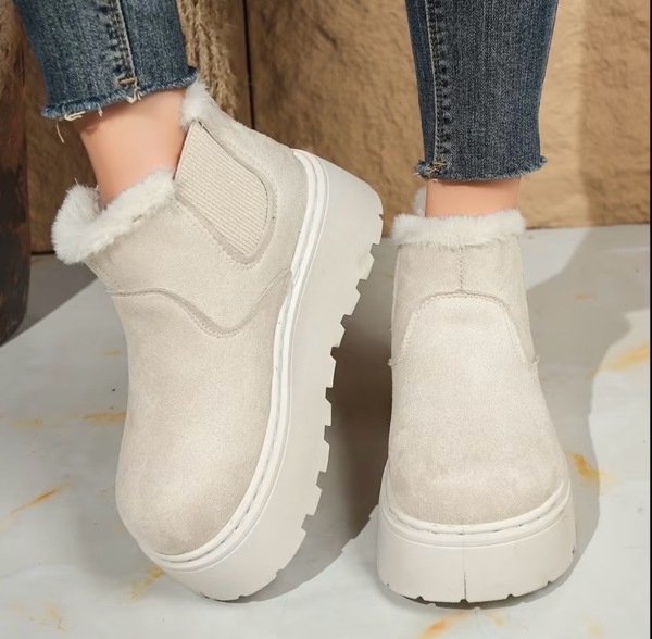 Yenidir,geyinilməyib,ölçü 39