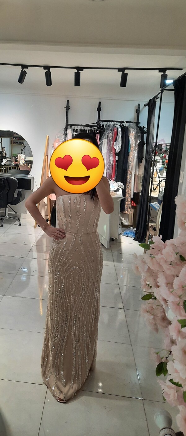 Libas tikdirilib 1 dəfə geyinilib üst hissə korset modeldir  zamokla bağlanır iplə yox içərisi çaşkalıdır öz parçasından çox az  qalıb istəyən olsa verə bilərəm qol etmək üçün canlı parçası daha çox parıltılıdı   ölçü xs-s  son qiymət budur