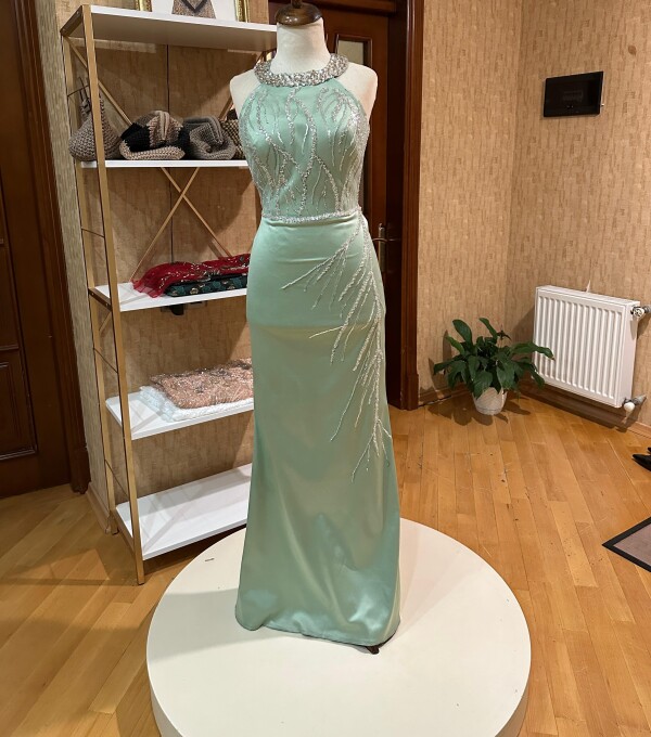 Libas tikdirilib bir dəfə geyinilib içi çaşkalıdır  boyun hissədəki qaşlar plastik deyil şüşədir parıltısı daha çoxdur  ölçü s-m son qiymət budur