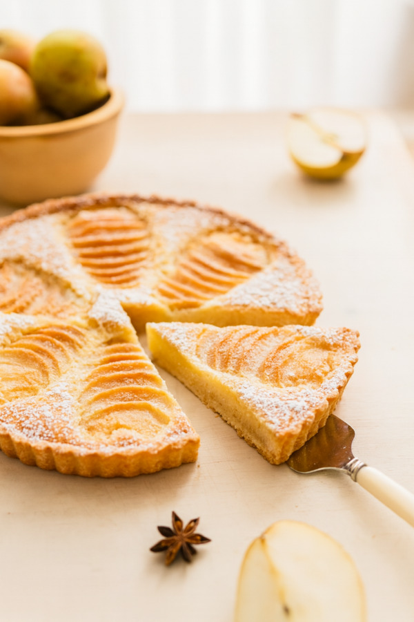 Тарт с франжипаном и лавандовой грушей