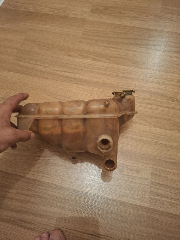 Mersedes su radiatorun çəni