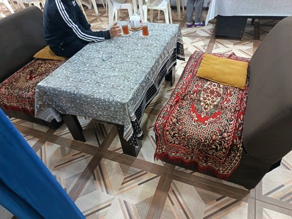 Təcili satılır. 6 böyük divan 3 stol, 2 balaca divan 1 stol. 550 manata. Endirim olar