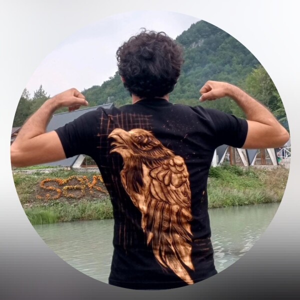 Əl işi ilə kofta üzərinə çəkilmiş rəsim