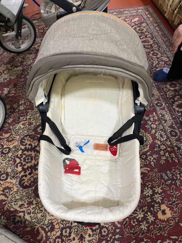 Maşına da qoyula bilən daşımaq üçün balaca beşik