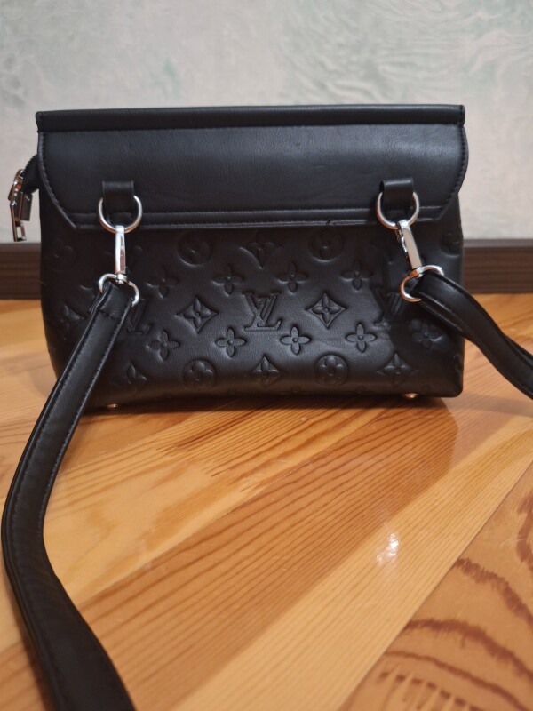 Tezedir,işlenmeyib,heç bir deffekti yoxdur.