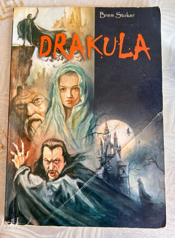 Kitab satılır.İçi təmizdir.Yazısı yoxdur.Səhifələri yerindədir.