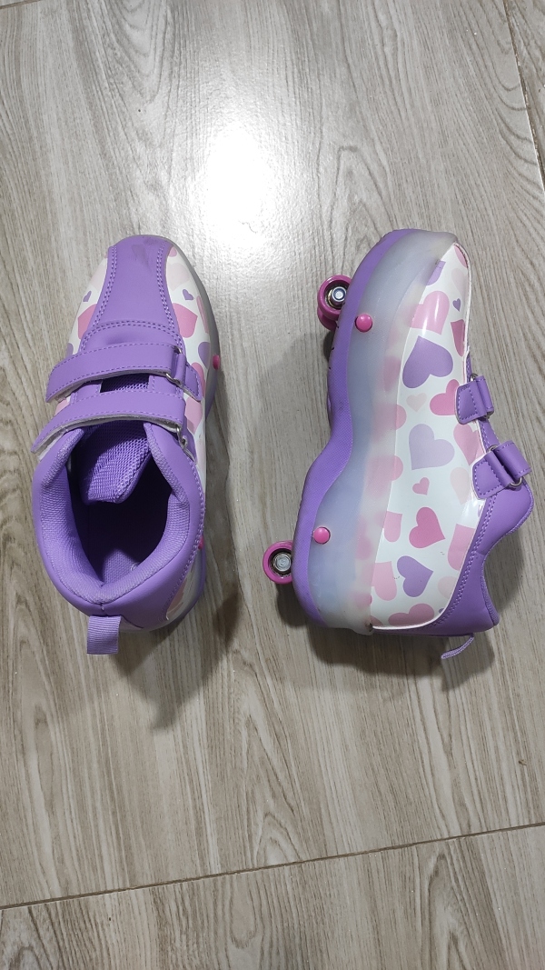 Təkərli idman ayaqqabısı.