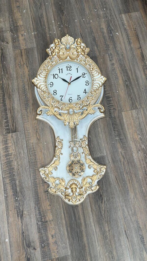 Tania markalı divar saatları