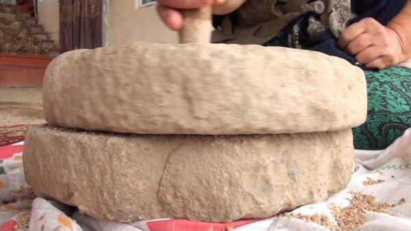 Kirkirə  , Buğda üyüdən, Əl dəyirmanı