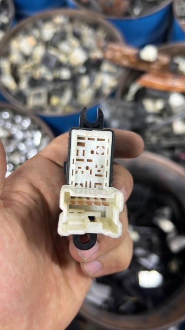 Nissan qapı düymələri