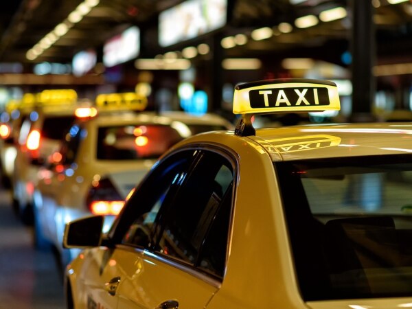 Taksi sürücüsü tələb olunur