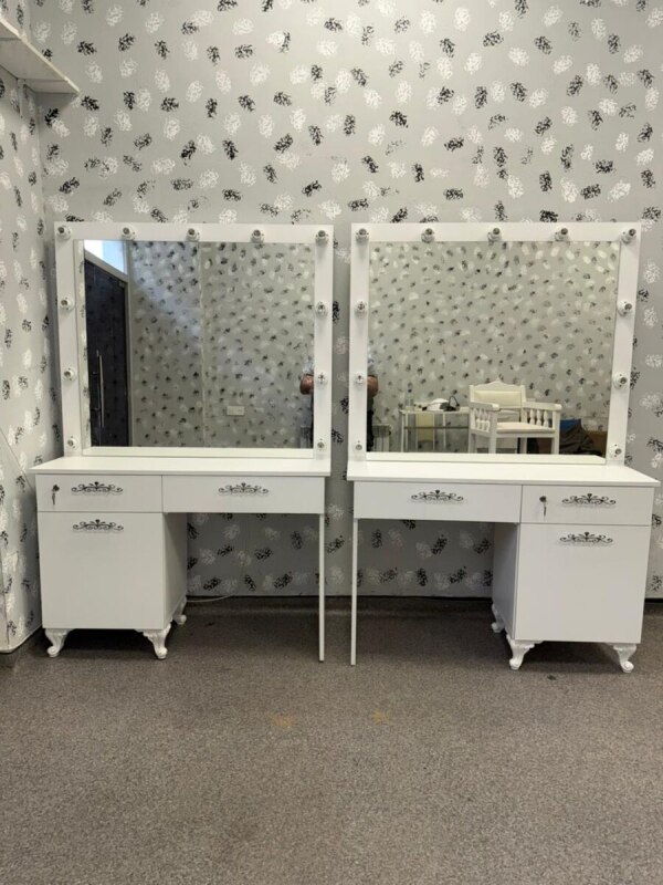 Saç və makiyaj masası