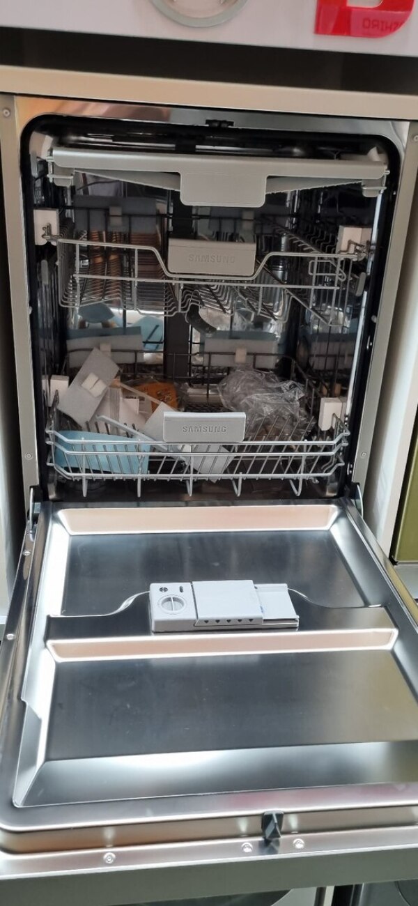 Qabyuyan Samsung DW60M6072FSTR