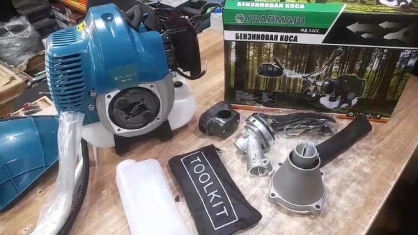 Uralmaş firmasının benzinlə işləyən otbiçəni