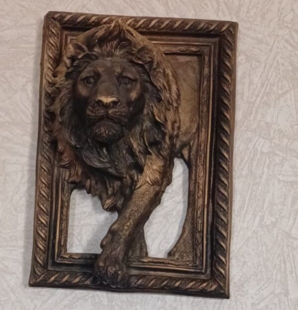 3D şir heykeli cercivəde