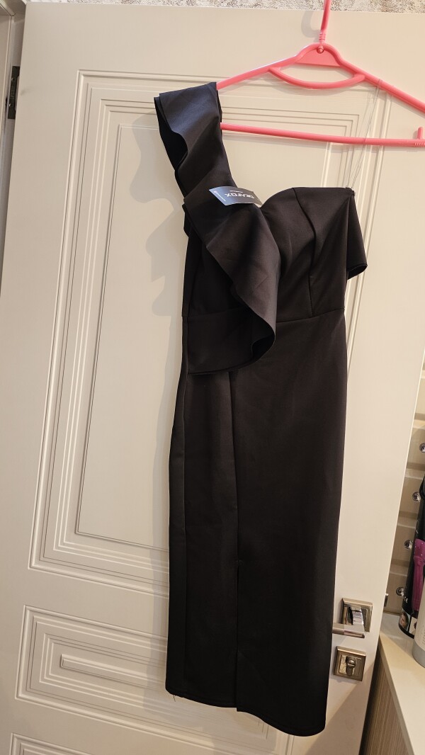 Ziyafet geyimi satilir