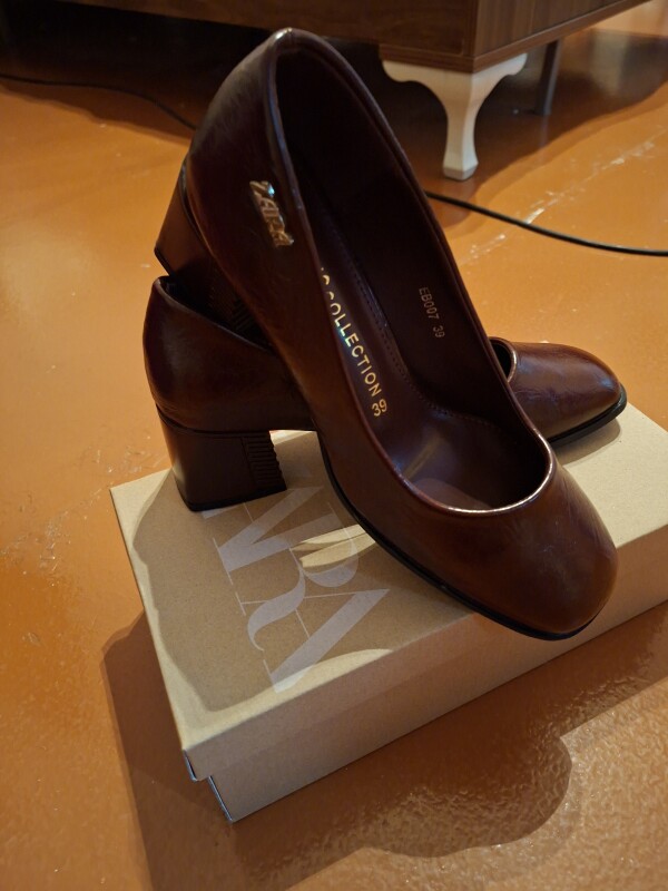 Zara madel əyaqabıdı 39 razmerdi çox gözəl materyala sahibdi sadəcə 1dəfə istifadə olunub