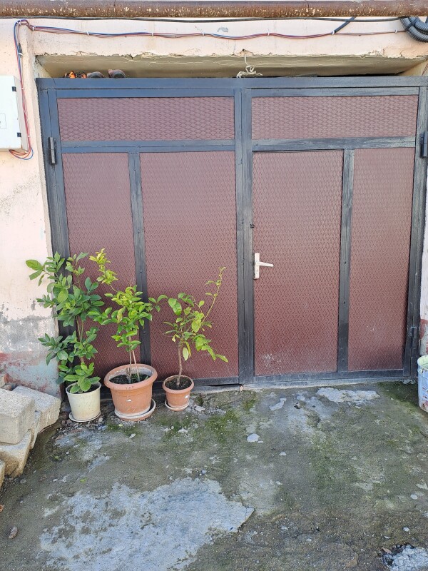 Qedimi darvasa curuyu yoxdu mohkemdir ciddi olan yazsin