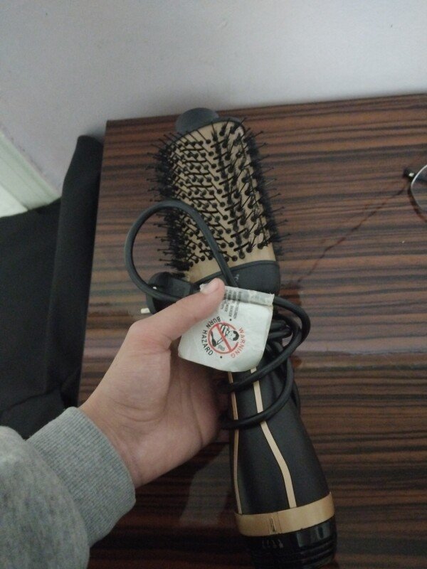 Sac feni hem daraqi var hemde isitir hem soyuq hemde isti hava verir ve 3 rejimlidir soyuq normal isdi ve cox isdi