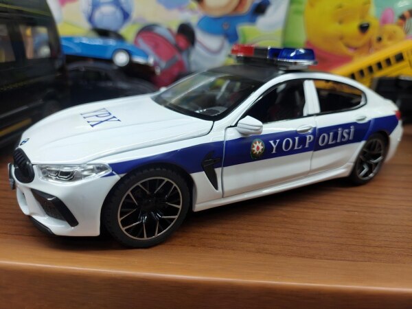 Oyuncaq polis maşını